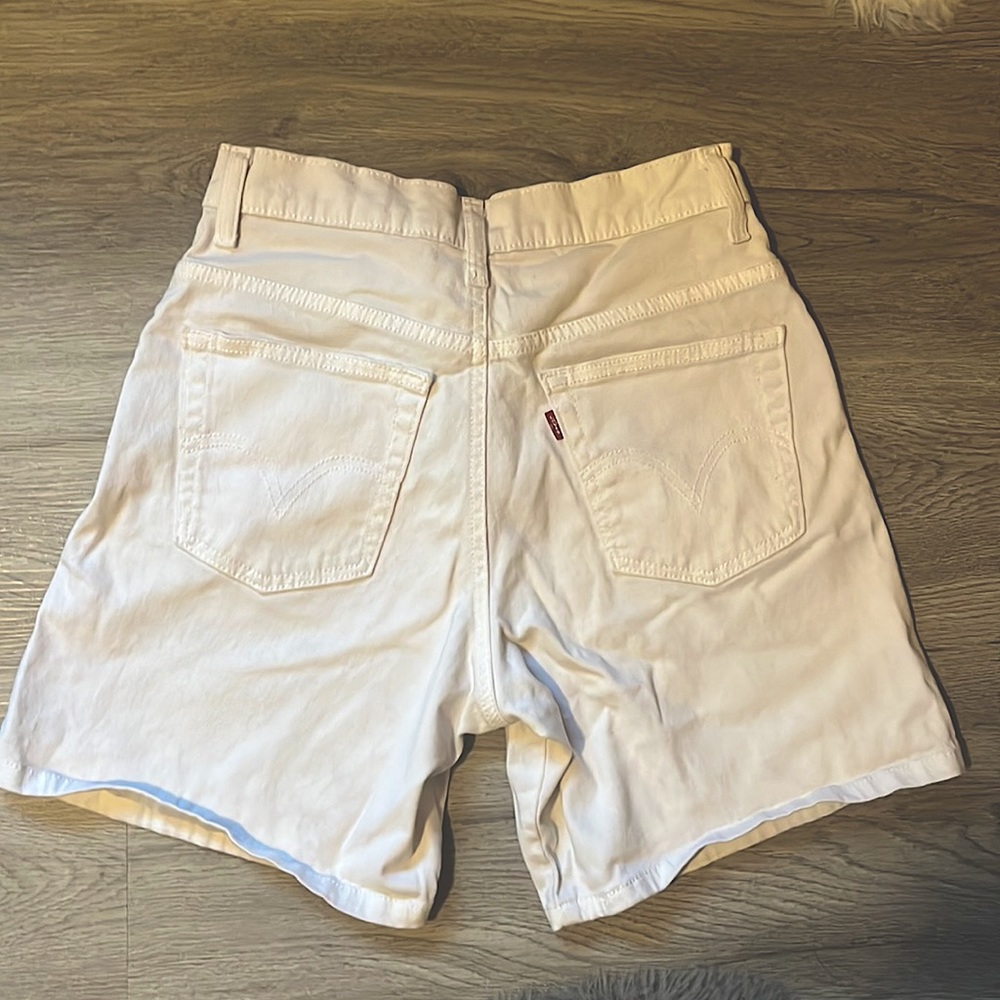 White Levi’s Bermuda Shorts